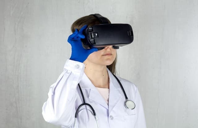 docteur-utilise-casque-de-realite-virtuelle